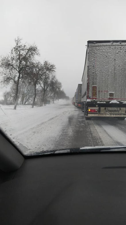 Trudne warunki na drogach w Podlaskiem. Kolizje, wypadki, sporo tras nieprzejezdnych (21.01.2022)