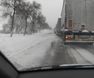 Trudne warunki na drogach w Podlaskiem. Kolizje, wypadki, sporo tras nieprzejezdnych (21.01.2022)
