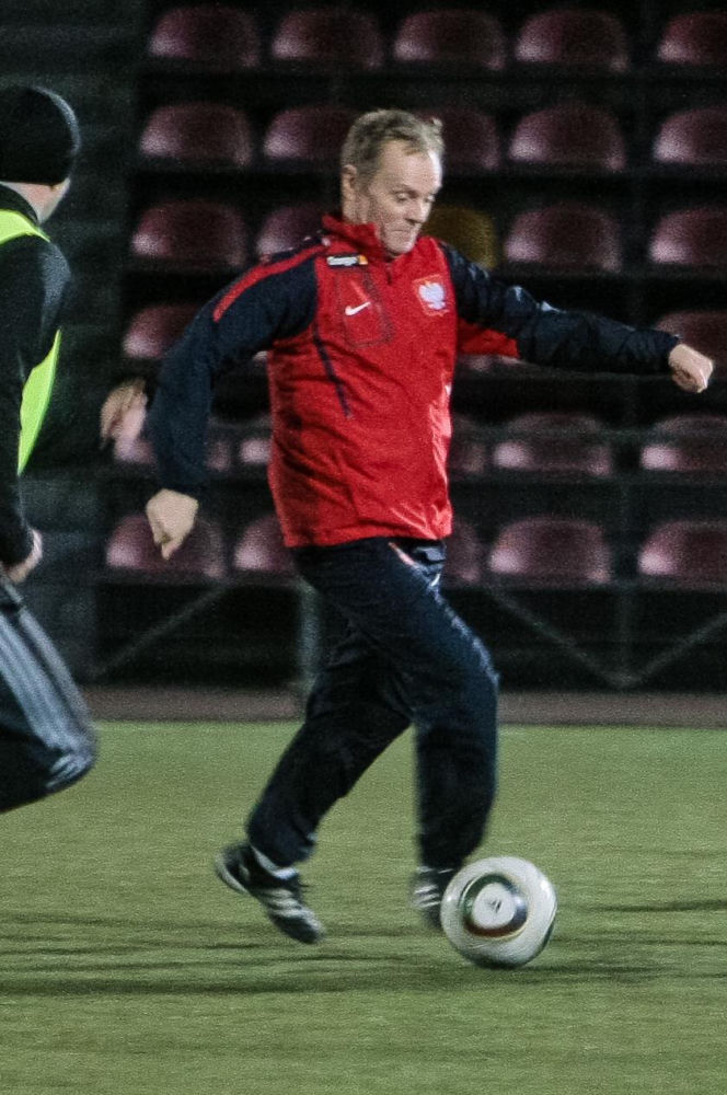 Donald Tusk gra w piłkę