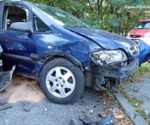 Groźny wypadek na skrzyżowaniu w Rybniku. Ranny 54-latek trafił do szpitala 