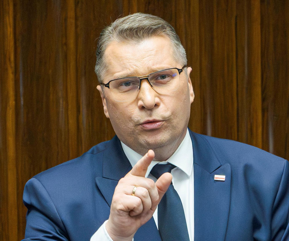 Przemysław Czarnek w okularach wskazuje palcem w górę. O jego krytyce Donalda Tuska przeczytasz na Eska.