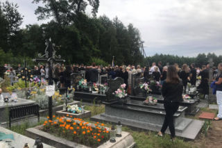 Zginęłaś jak ścięty kwiat. Wzruszający pogrzeb zamordowanej 16-latki z Dzierzgowa [WIDEO]