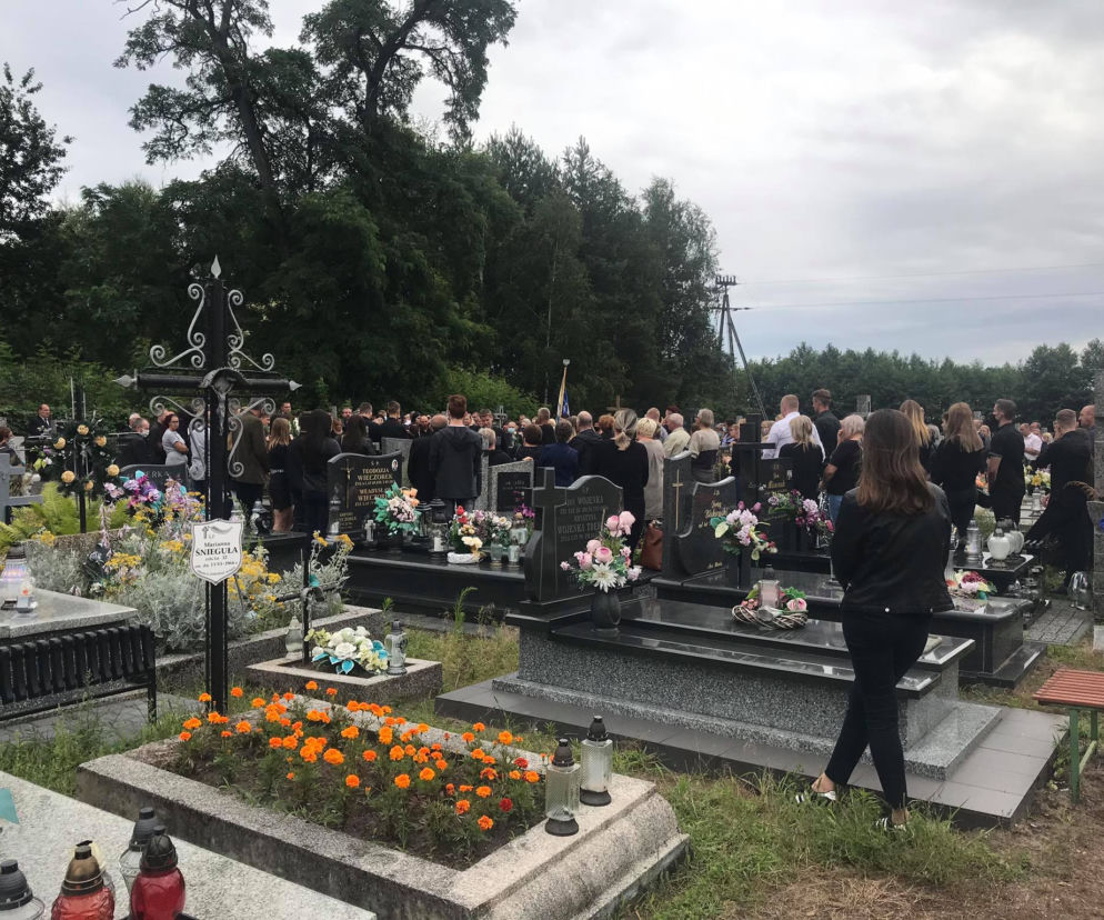 Pogrzeb zamordowanej 16-latki z Dzierzgowa. Karolinę żegna cała wieś