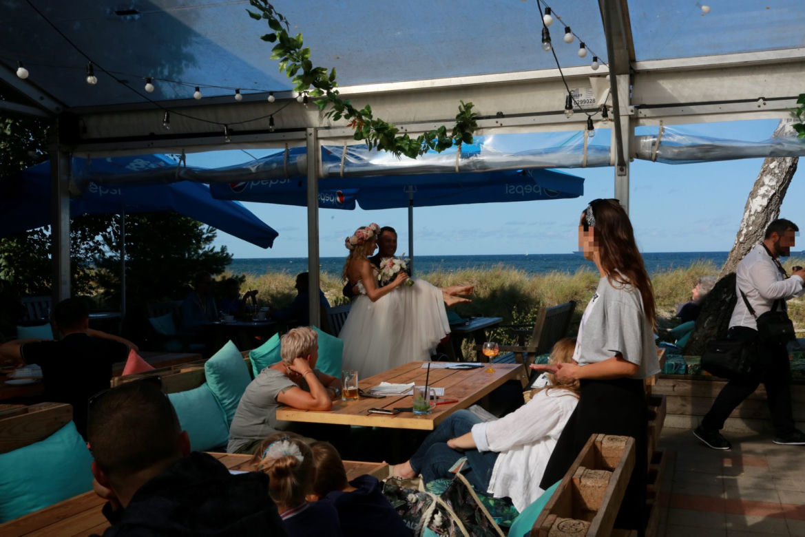 Małgorzata Opczowska wzięła ślub z Jackiem Łęskim na plaży