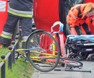 Samochód zmiażdżył rowerzystę