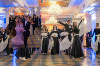 Klimat jak w Dynastii! Legendarny taniec uczniów II LO w Białymstoku zachwyca [WIDEO]