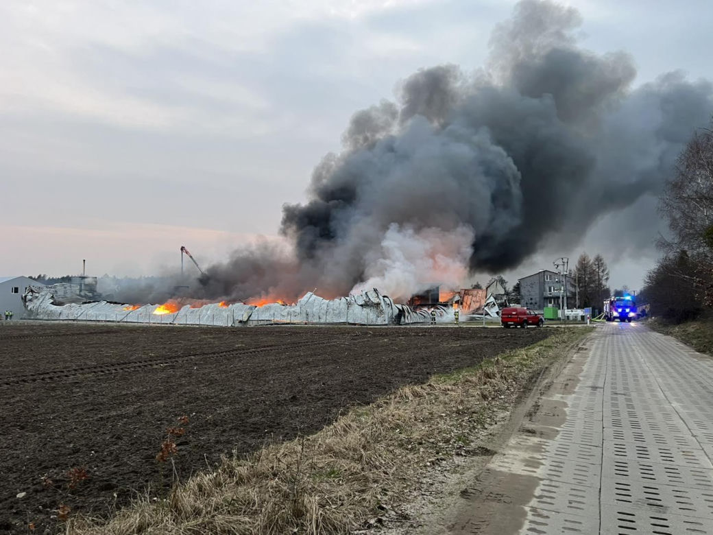 Ogromny pożar w Kaninie. Płonie zakład meblarski, na miejscu pracuje 100 strażaków
