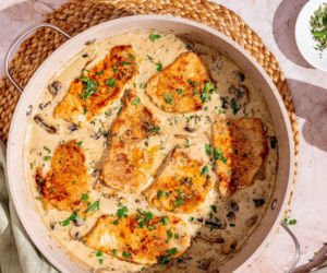 Kotlety schabowe pieczone w śmietanie i cebuli – miękkie, soczyste i bez stania przy patelni