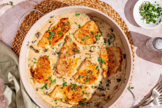 Kotlety schabowe pieczone w śmietanie i cebuli – miękkie, soczyste i bez stania przy patelni