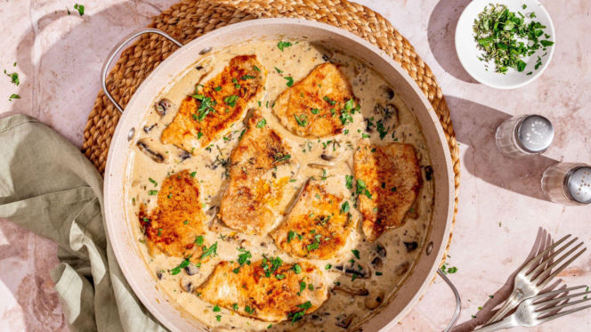 Kotlety schabowe pieczone w śmietanie i cebuli – miękkie, soczyste i bez stania przy patelni