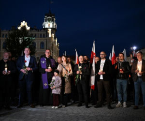 Marsz milczenia w Jarosławiu po ataku na księdza. Mieszkańcy w żałobie