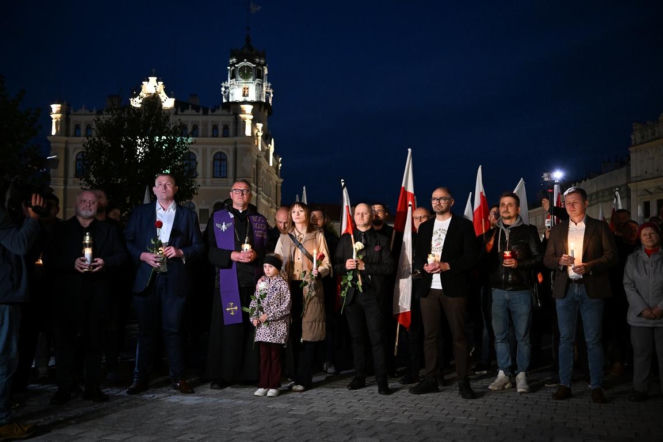 Marsz milczenia w Jarosławiu po ataku na księdza. Mieszkańcy w żałobie