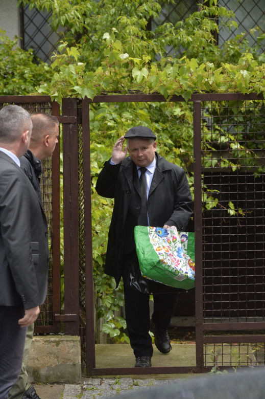 Tajemnicza torba Kaczyńskiego. Wiemy, gdzie robi zakupy