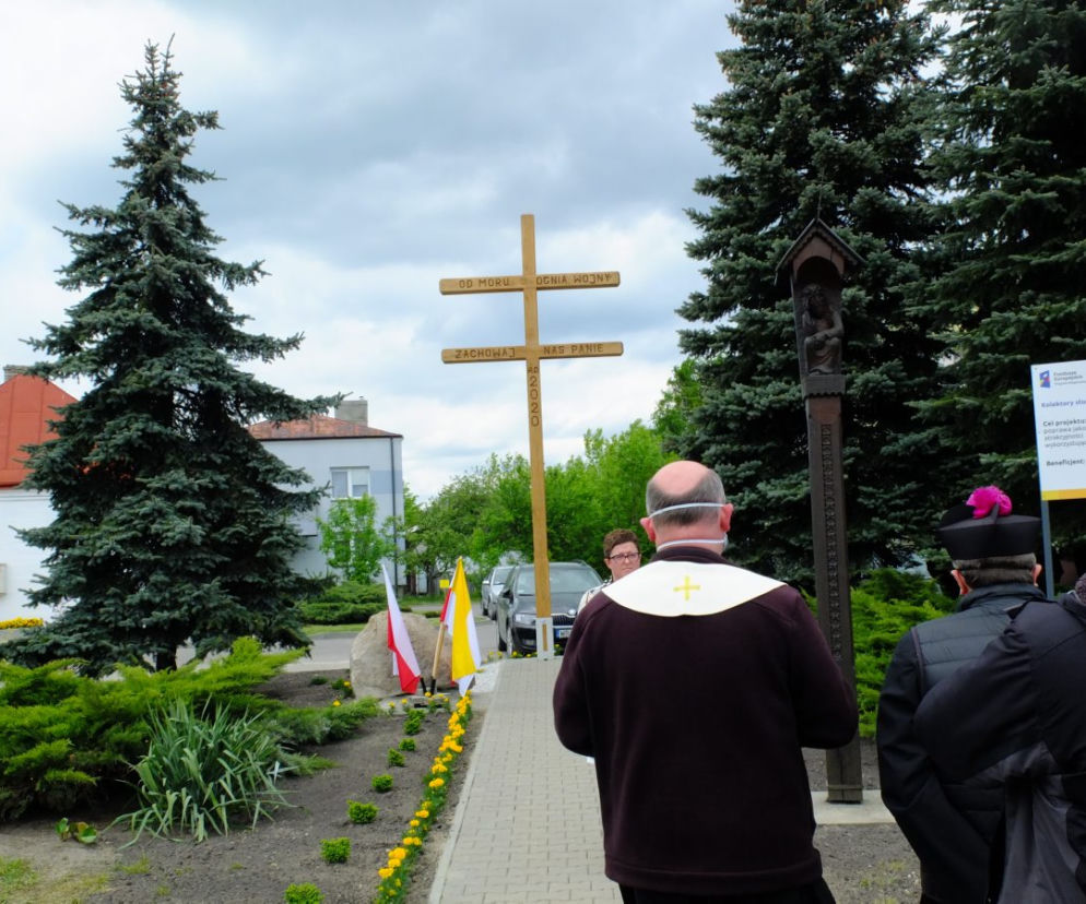  Karawaką walczą z koronawirusem. Mieszkańcy Wierzbicy pod Chełmem modlą się pod krzyżem morowym