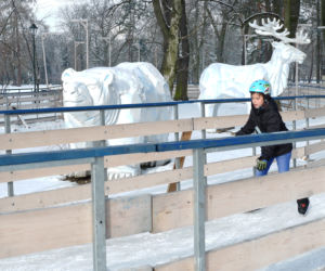 Łyżwiarski tor na... parkowych alejkach! Takie atrakcje tylko w Krakowie [ZDJĘCIA, AUDIO]