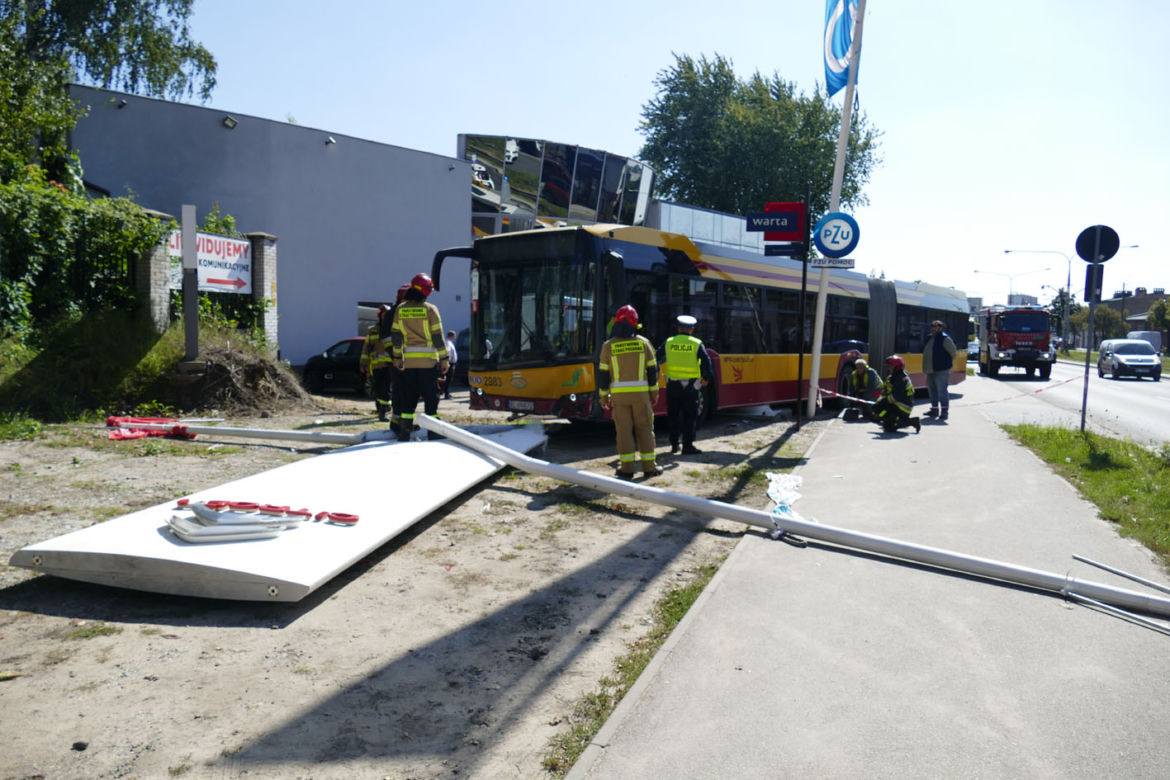Autobus MPK wjechał w salon samochodowy