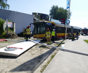 Autobus MPK wjechał w salon samochodowy