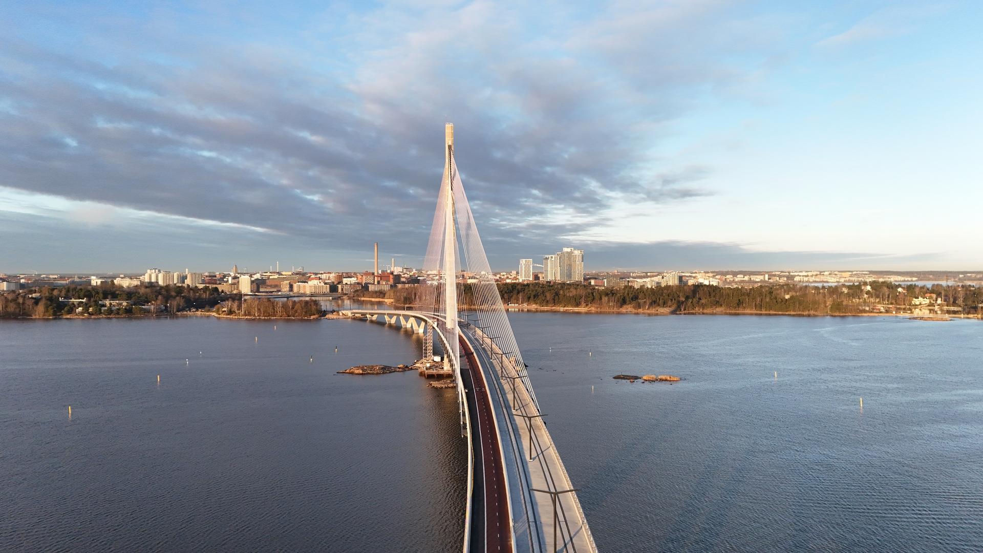 Most w Helsinkach otwarty. To nowa wizytówka miasta - most Kruunuvuorensilta