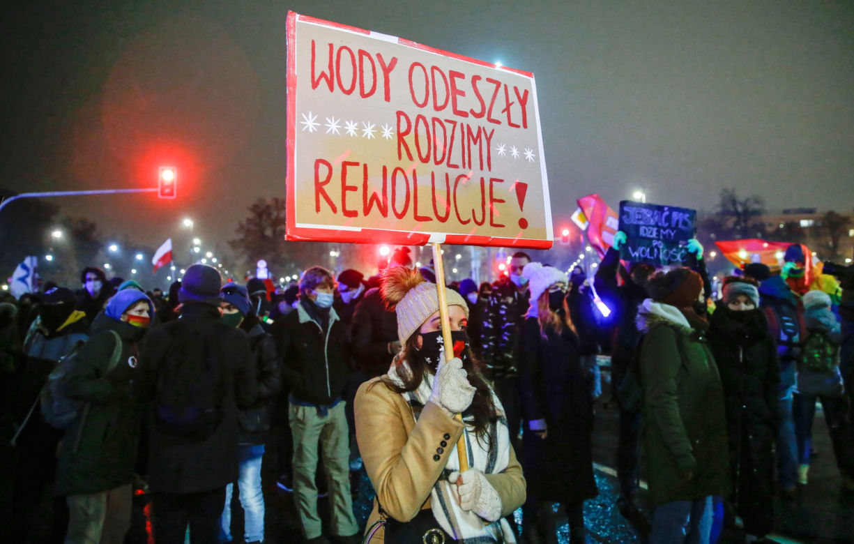 Ogólnopolski Strajk Kobiet 28.01.2021: Transparenty, rozlana farba przez TK