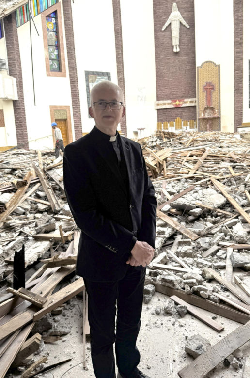 Potężny pożar strawił kościół. Pokruszony beton w miejscu ołtarza, dziura w ścianie w miejscu tabernakulum