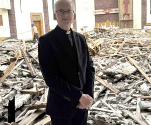 Potężny pożar strawił kościół. Pokruszony beton w miejscu ołtarza, dziura w ścianie w miejscu tabernakulum