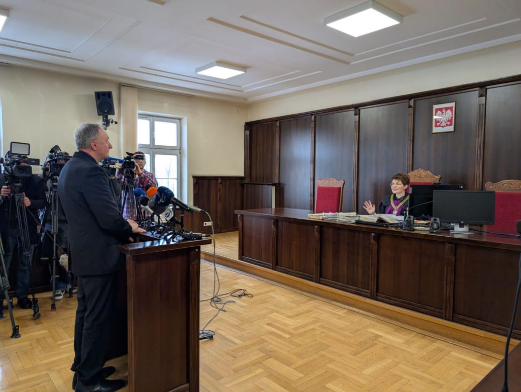 Bp Andrzej Jeż na sali sądowej