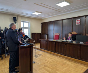 Bp Andrzej Jeż na sali sądowej
