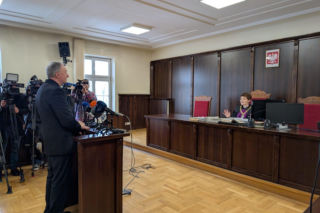 Bp Andrzej Jeż na sali sądowej