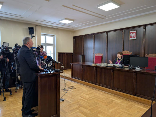 Bp Andrzej Jeż na sali sądowej