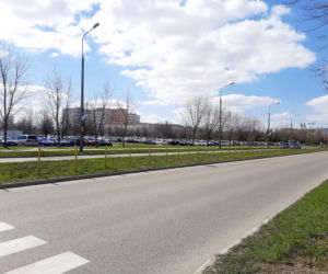 Z Alei Piłsudskiego w Łomży znikają żółte barierki. Dlaczego?