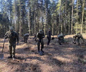 Strażnicy Graniczni sadzili drzewa z okazji 35-lecia swojej formacji