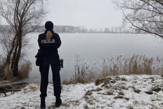 Każde wejście na zamarznięty zbiornik to ryzyko - ostrzega policja w Lesznie