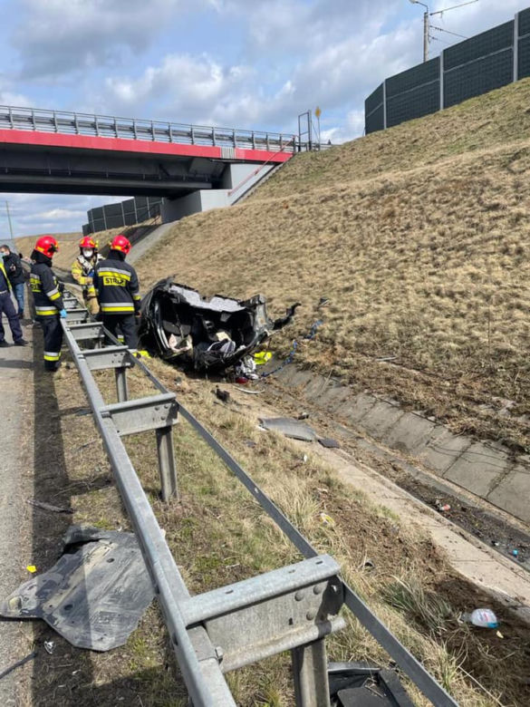 Przerażający wypadek na autostradzie A1. Samochód dosłownie rozpadł się na pół [ZDJĘCIA]