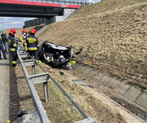 Przerażający wypadek na autostradzie A1. Samochód dosłownie rozpadł się na pół [ZDJĘCIA]