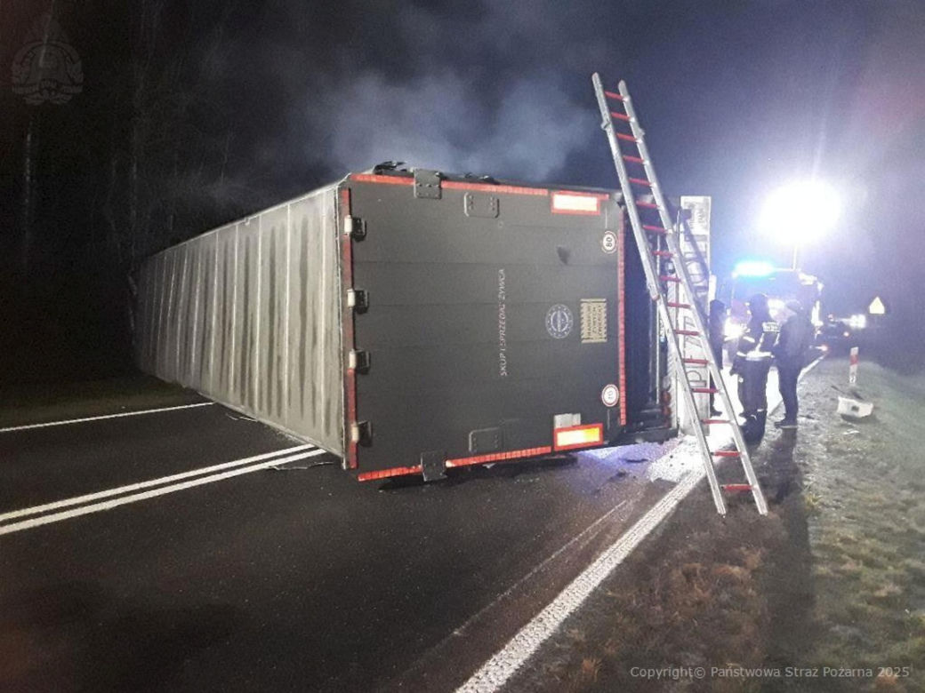 Wypadek tira na drodze krajowej nr 70. Zginęło kilkadziesiąt świń [ZDJĘCIA].