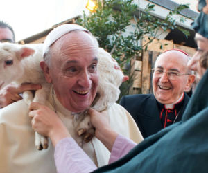 Papież Franciszek jak Jezus. Z owieczką na plecach