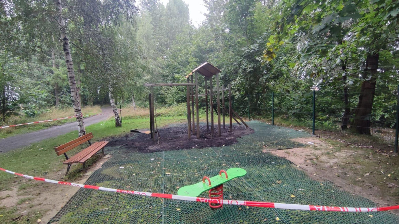 Jasienica. Spalony plac zabaw przy ul. Słoneczników