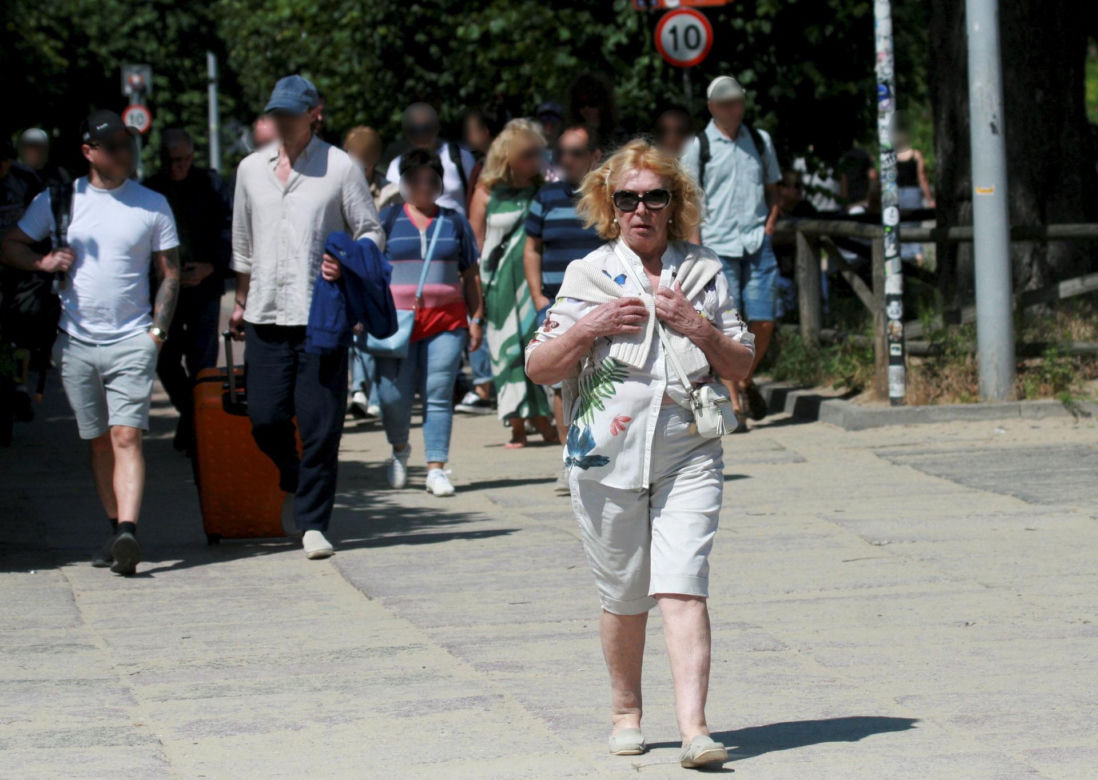 Ewa Wiśniewska je samotnie obiad nad morzem
