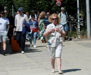 Ewa Wiśniewska je samotnie obiad nad morzem