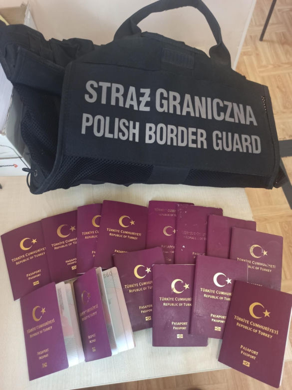 Zamknął ich w samochodzie i uciekł! Dramatyczne sceny w pobliżu granicy z Niemcami [ZDJĘCIA].