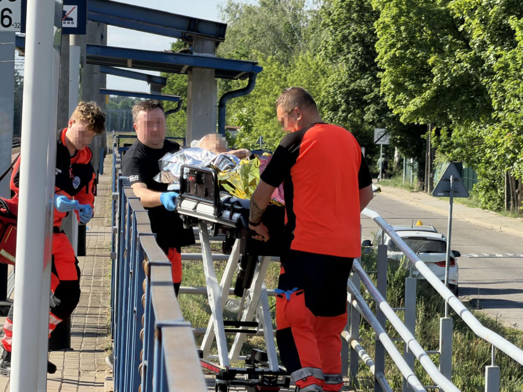 Poważny wypadek na stacji. Mężczyzna stał na krawędzi peronu, został zahaczony przez pociąg