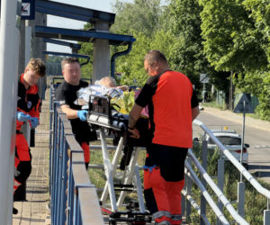Poważny wypadek na stacji. Mężczyzna stał na krawędzi peronu, został zahaczony przez pociąg
