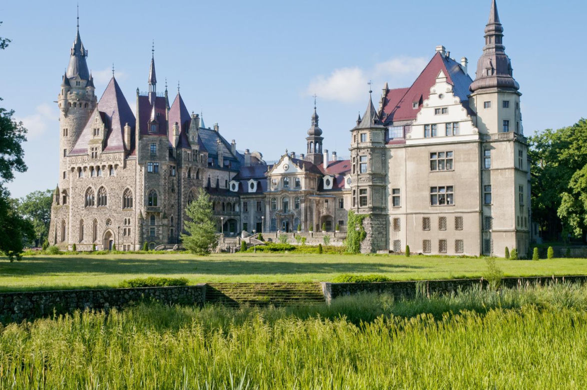 Metamorfoza Zamku w Mosznej. Z sanatorium w bajkowy hotel - tak przez lata zmieniał się jeden z najbardziej czarujących budynków w Polsce
