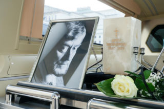 Tłumy na pogrzebie legendy. Grób Janusza Michałowskiego utonął w kwiatach