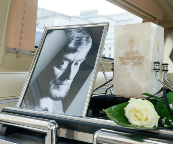 Tłumy na pogrzebie legendy. Grób Janusza Michałowskiego utonął w kwiatach