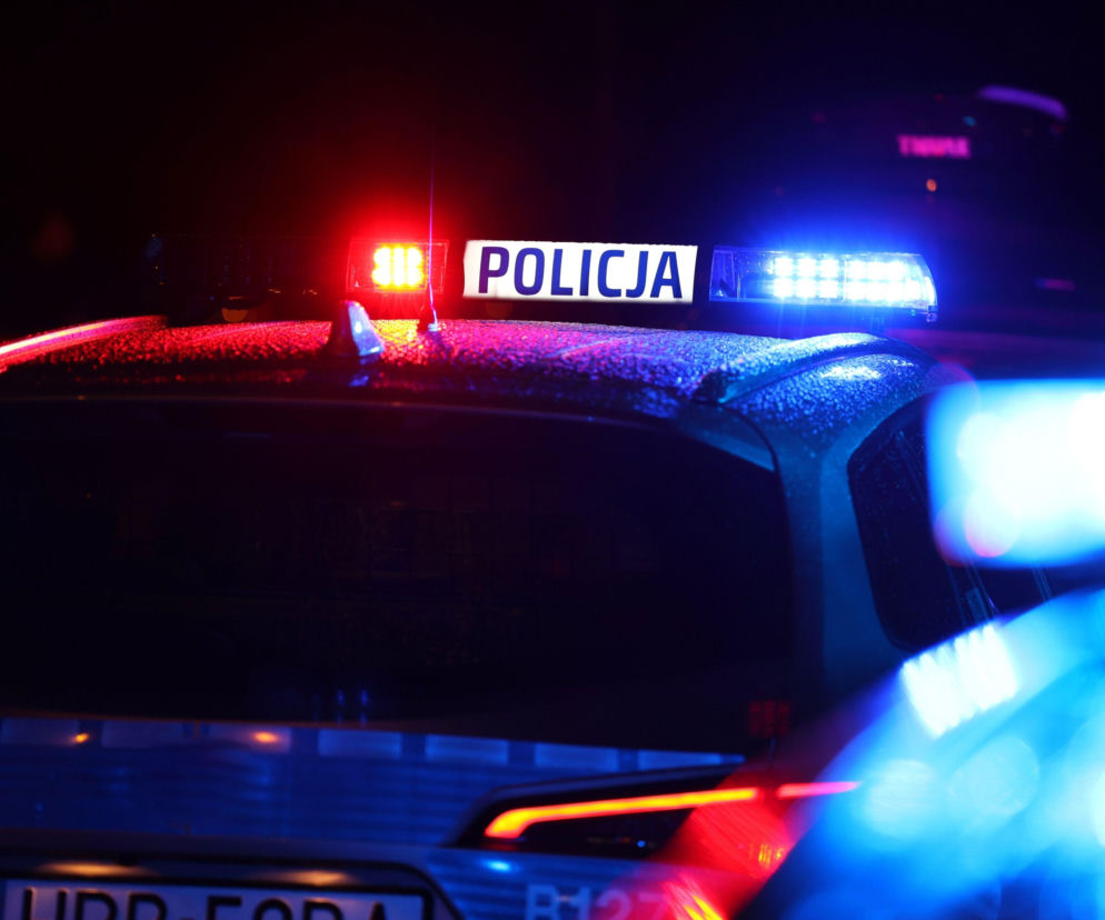 Włączone sygnały świetlne radiowozu po zmroku. O wypadku w Wodzisławiu Śląskim przeczytasz na SE.