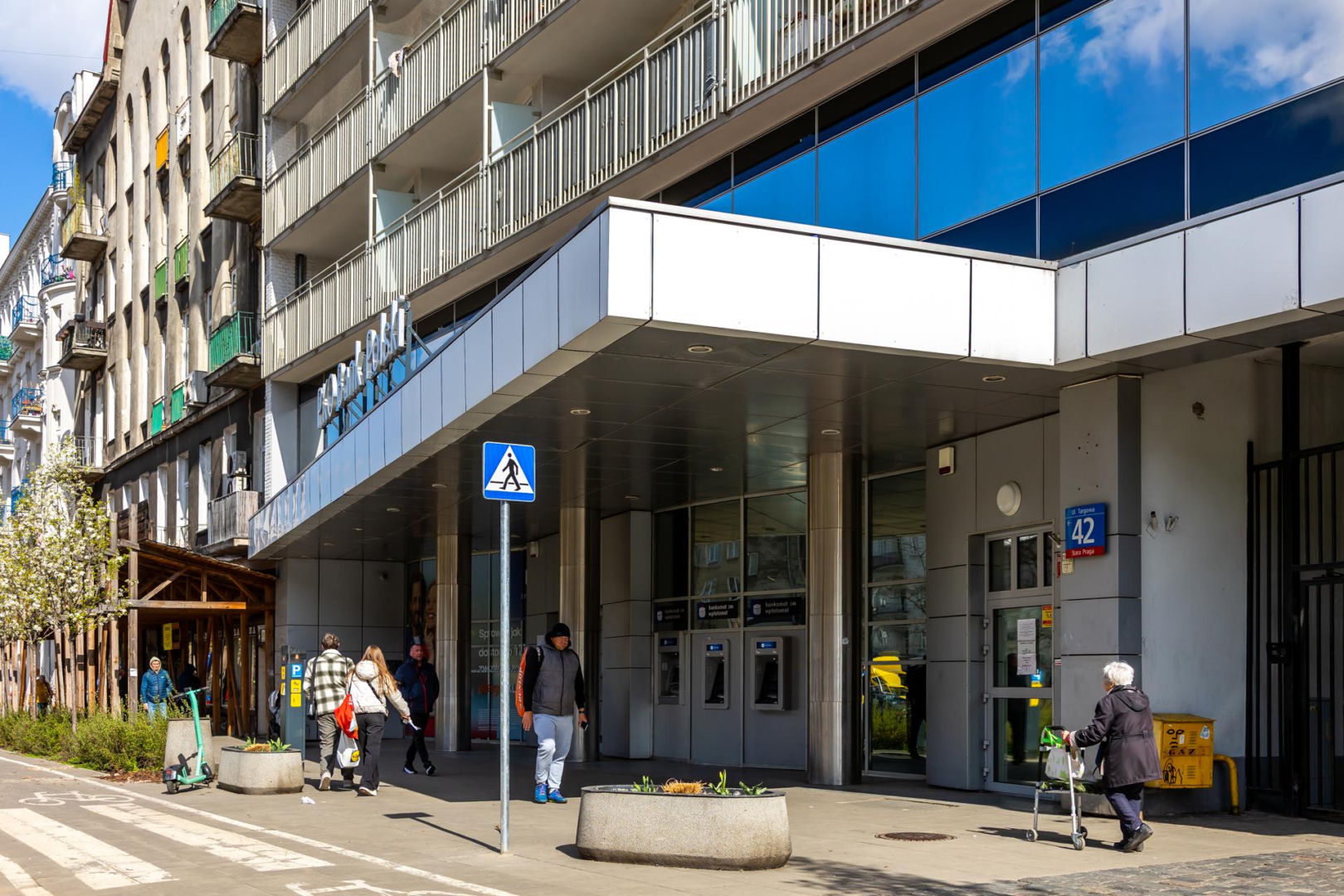 Blok przy Targowej 42 w Warszawie