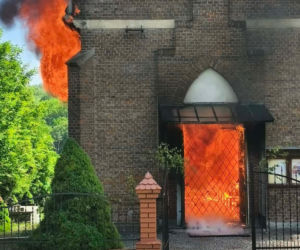 Przerażająca pożoga w kościele. Płomienie buchały przez okna! Ogień strawił całe wnętrze