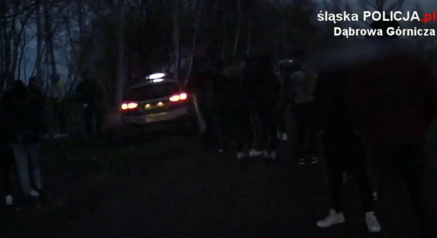 Koronaparty w Dąbrowie Górniczej. 123 osoby bawiły się na 18. urodzinach koleżanki. Teraz grożą im konsekwencje [ZDJĘCIA]