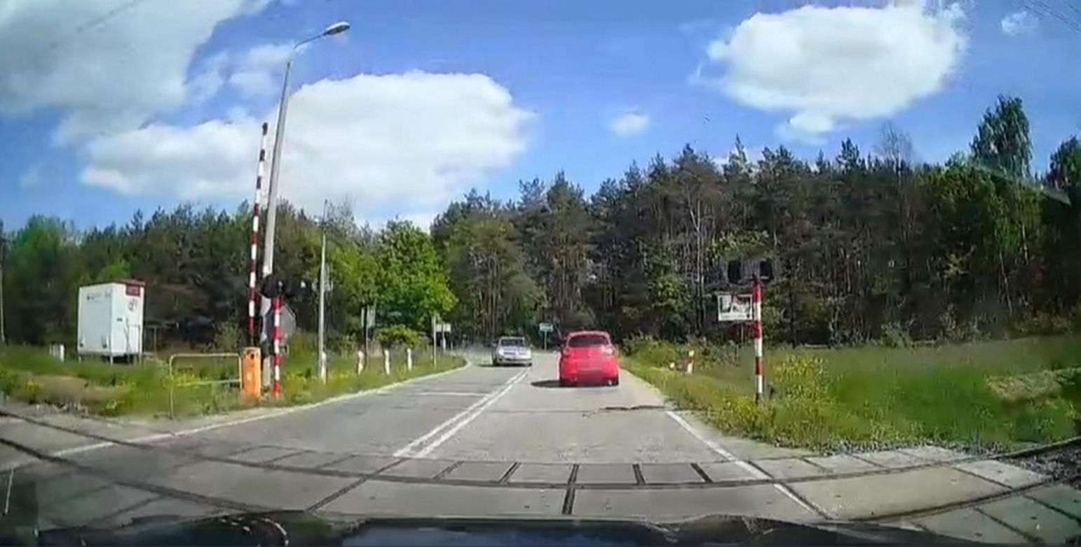 Policjanci ujawnili dramatyczne nagranie. Zderzenie trzech aut na przejeździe kolejowym